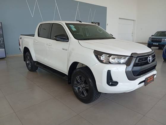 TOYOTA HILUX 2.8 D-4D TURBO DIESEL CD SR 4X4 AUTOMÁTICO
